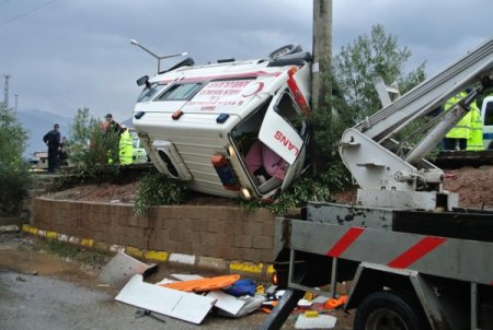 Yaralı taşıyan ambulans otomobille çarpıştı: 5 yaralı