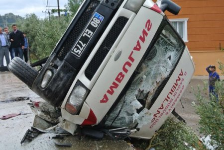 Yaralı taşıyan ambulans otomobille çarpıştı: 5 yaralı