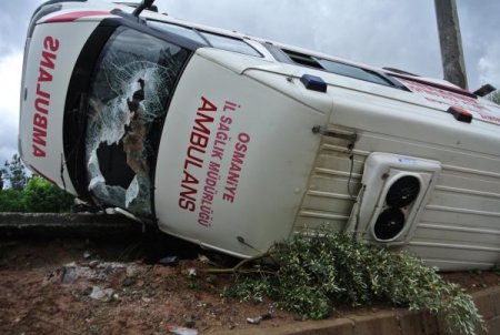 Yaralı taşıyan ambulans otomobille çarpıştı: 5 yaralı