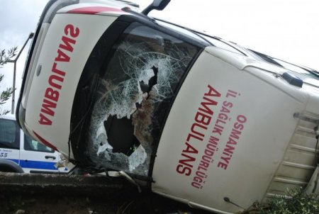Yaralı taşıyan ambulans otomobille çarpıştı: 5 yaralı