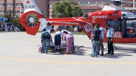 Yaralı vatandaş, ambulans helikopterle taşındı