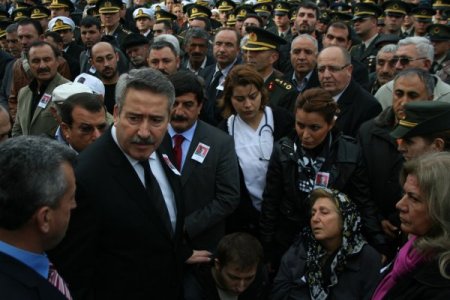 Yardıma gittiği sırada şehit düşen onbaşı son yolculuğuna uğurlandı