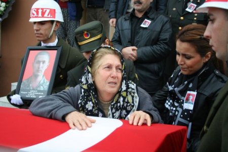Yardıma gittiği sırada şehit düşen onbaşı son yolculuğuna uğurlandı