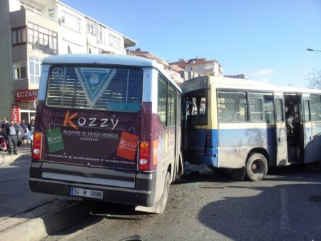Yarışan minibüsler dehşet saçtı: 10 yaralı