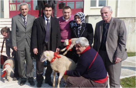 Yarışmayı Kazanan Bayanlara Kuzu Hediye Edildi
