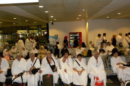 Yarıyıl tatilinde umreye gidenlere gece dörtte uğurlama töreni