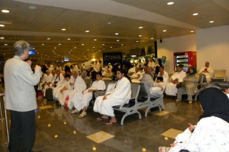 Yarıyıl tatilinde umreye gidenlere gece dörtte uğurlama töreni