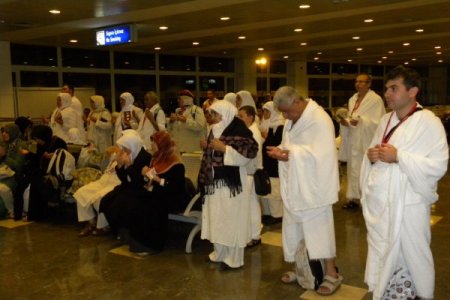 Yarıyıl tatilinde umreye gidenlere gece dörtte uğurlama töreni