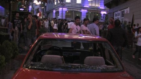 Yasada dışı eylemde polisin sıktığı tazyikli su meslektaşını yaraladı