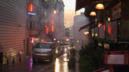 Yasada dışı eylemde polisin sıktığı tazyikli su meslektaşını yaraladı