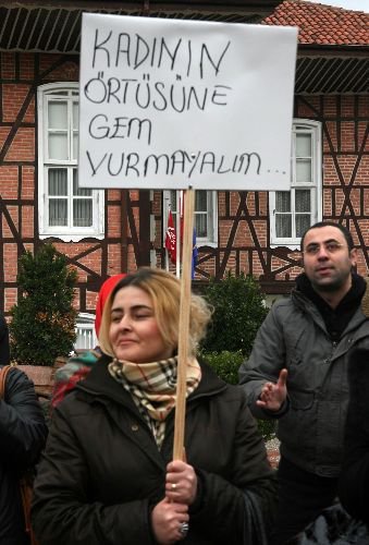 Yasağa Tepki Gösteren Başı Açık Kadınlar: Kurtuluş Savaşı'nda Başörtülü Analarımız Top Taşımadı Mı?