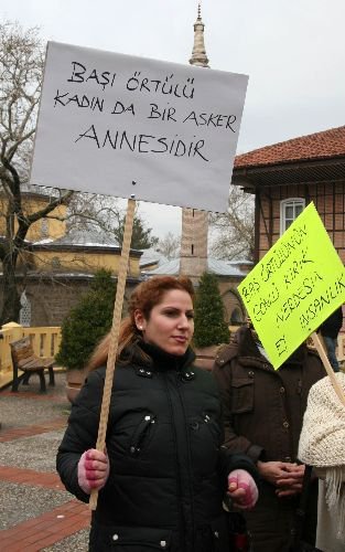 Yasağa Tepki Gösteren Başı Açık Kadınlar: Kurtuluş Savaşı'nda Başörtülü Analarımız Top Taşımadı Mı?