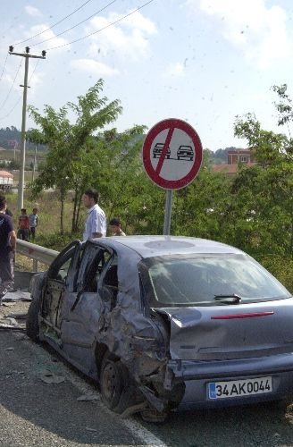 Yasak Tabelasına Rağmen Sollamaya Kalkınca Tır'a Çarptı