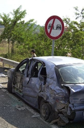 Yasak Tabelasına Rağmen Sollamaya Kalkınca Tır'a Çarptı