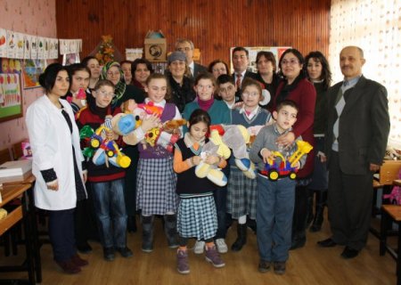 Yaşama Katkı Derneği engelli öğrencileri sevindirdi