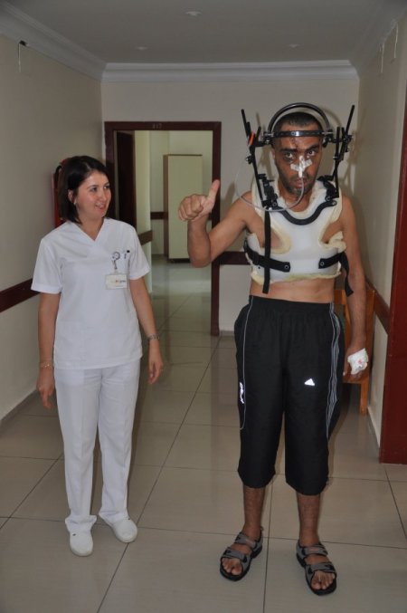 Yaşaması Zor Denilen Genç, Hastaneden Yürüyerek Çıktı