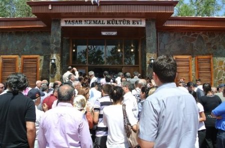 Yaşar Kemal: Kürt köyünde doğdum, Türk köyünde büyüdüm