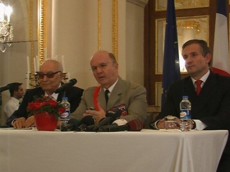 Yaşar Kemal’e Fransa’nın En Seçkin Nişanı Verildi