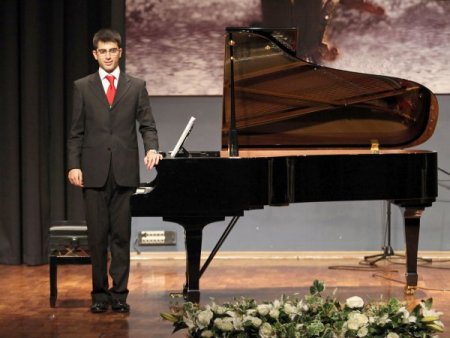 Yaşar Üniversitesi'nin Özel Öğrencisi Cem, Otizmi Müzikle Yeniyor