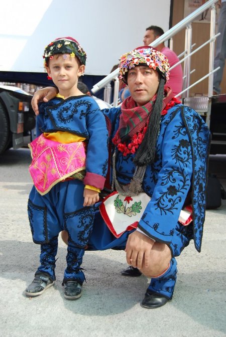 Yaşıtları oyun oynarken Paşhan halk oyunları oynuyor