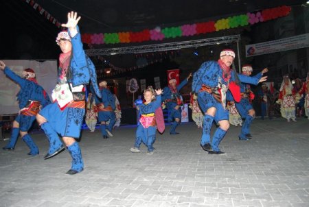 Yaşıtları oyun oynarken Paşhan halk oyunları oynuyor