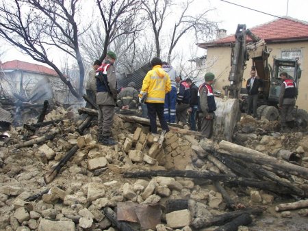 Yaşlı adam evinde çıkan yangında öldü