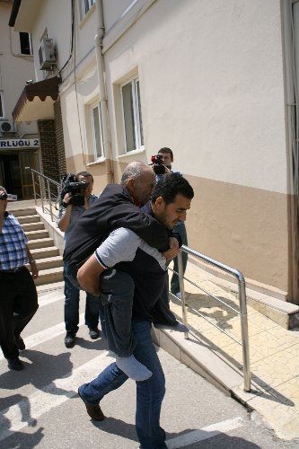 Yaşlı adam polisin sırtında cezaevine gitti