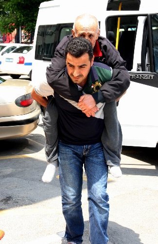 Yaşlı adam polisin sırtında cezaevine gitti