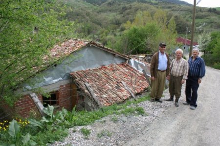 Yaşlı Çift, 7 Aydır Oturulamaz Raporu Verilen Evde Ölümü Bekliyor