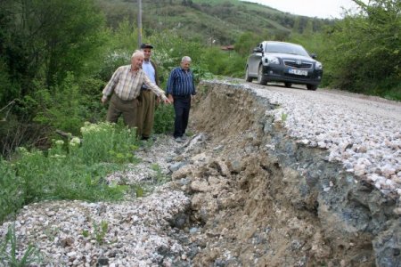 Yaşlı Çift, Oturulamaz Raporu Verilen Evde Ölümü Bekliyor