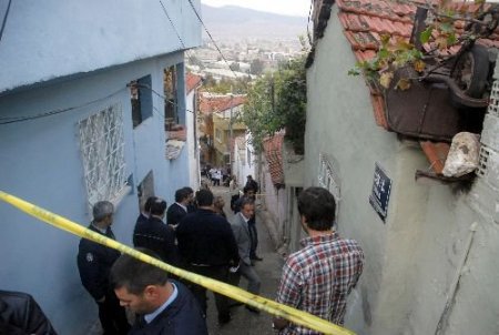 Yaşlı Çift Bastonla Dövülürek Öldürülmüş