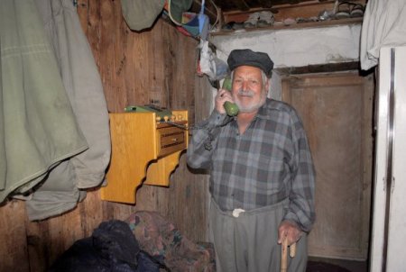 Yaşlı Çiftin Ev Telefonu Görüşmeye Açıldı