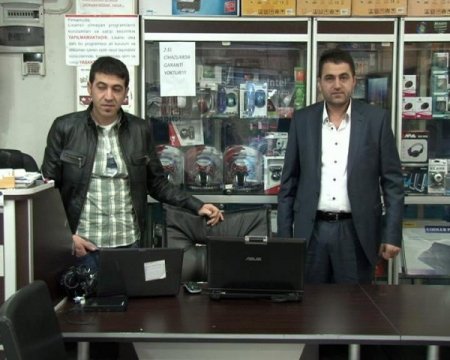 Yaşlı Hırsız, Mağaza Çalışanlarının Gözü Önünde Laptop Çaldı
