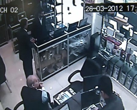 Yaşlı Hırsız, Mağaza Çalışanlarının Gözü Önünde Laptop Çaldı