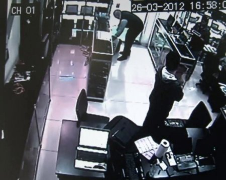 Yaşlı Hırsız, Mağaza Çalışanlarının Gözü Önünde Laptop Çaldı