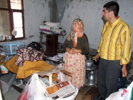 Yaşlı Kadın, 4 Torunuyla Yıllardır Suyu Olmayan Evde Yaşıyor