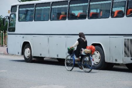 Yaşlı Kadın Bisikletiyle Her Gün Kilometrelerce Yol Katediyor