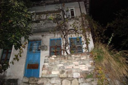 Yaşlı Kadın Evinde 5 Yerinden Bıçaklandı