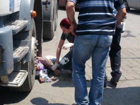 Yaşlı Kadın Harç Kamyonunun Altında Can Verdi