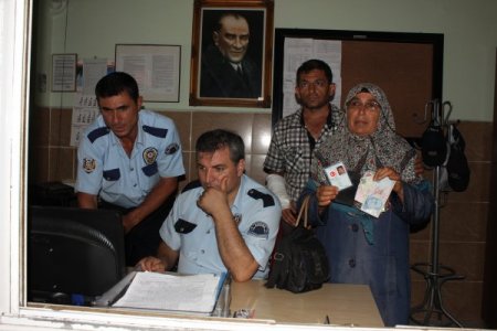 Yaşlı Kadın Otobüste Bulduğu Cüzdanı Polise Teslim Etti