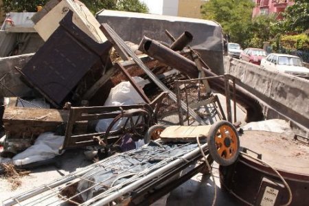 Yaşlı Kadın Ve Oğlunun Yaşadığı Evden 2 Kamyon Çöp Çıktı