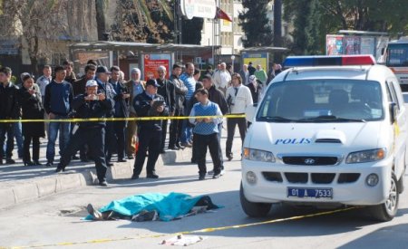Yaşlı Kadın Yolun Karşısına Geçemedi
