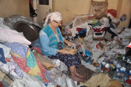 Yaşlı kadının çöp evi görevlileri hayrete düşürdü