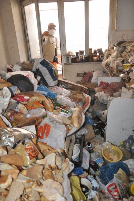 Yaşlı kadının çöp evi görevlileri hayrete düşürdü