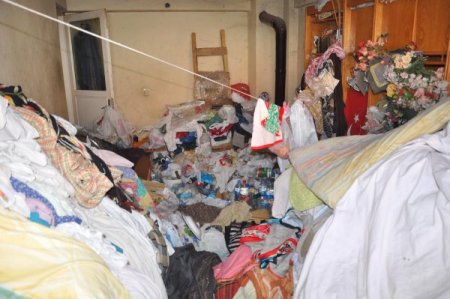 Yaşlı kadının çöp evi görevlileri hayrete düşürdü