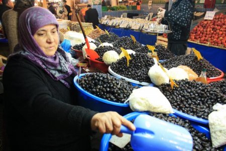 Yaşlı kadının düşürdüğü 25 bin lirasını aldılar