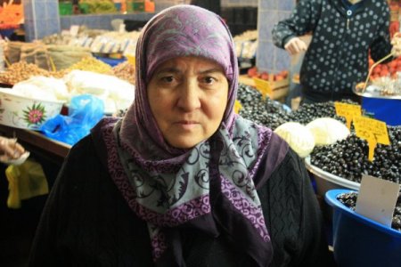 Yaşlı kadının düşürdüğü 25 bin lirasını aldılar