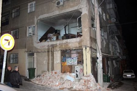 Yaşlı Kadının Yakmaya Çalıştığı Tüp Patladı, Ev Savaş Alanına Döndü; 1 Yaralı