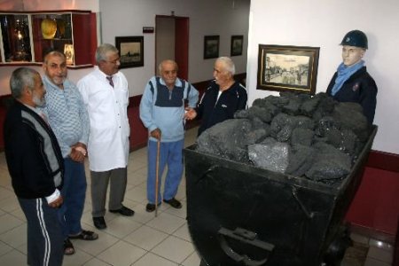 Yaşlı Madenciler, 'madenci Köşesi'ne Bakarak Eski Günleri Anıyor
