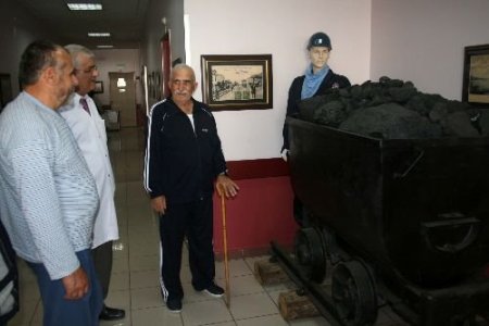 Yaşlı Madenciler, 'madenci Köşesi'ne Bakarak Eski Günleri Anıyor